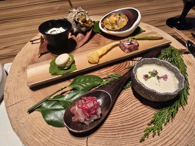 画像: 前菜の盛り合わせ。トラフグ、マグロ、サザエ、猪、アナグマなどすべて近郊のもの PHOTOGRAPH BY KOTARO KASHIWABARA