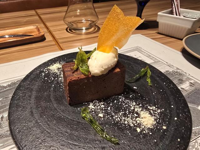 画像: フキノトウを練り込んだチョコレートのテリーヌ PHOTOGRAPH BY KOTARO KASHIWABARA