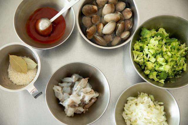画像: 材料の下ごしらえをする。えびは殻を外し、背に切り込みを入れて背わたを取り、1尾を3、4等分する。ボウルに入れ、塩を揉み込み、水で洗い流して水気を切る。あさりの塩抜きは、8分目くらいの量の水に浸し、塩小さじ1／2程度を振って混ぜ、常温で1〜2時間おく。使う直前にあさり同士をこすり合わせるように流水で洗う。写真のように材料を下ごしらえしたものを揃えてから、一気に火入れするのが料理上手への第一歩。
