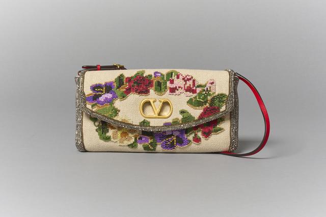 画像: バッグ＜H12×W23.5×D3cm＞￥528,000／ヴァレンティノ ガラヴァーニ