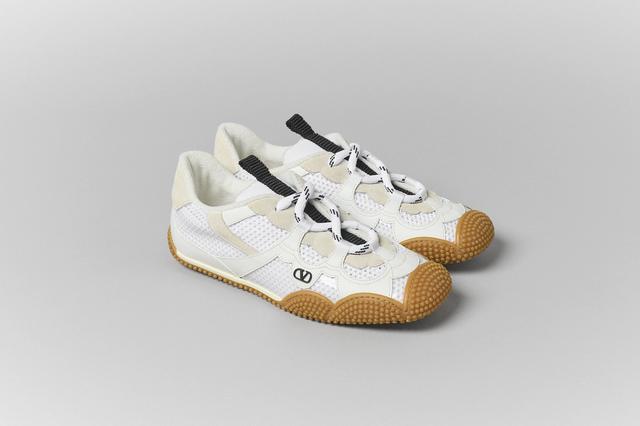 画像: スニーカー「アンフィビア」￥146,300／ヴァレンティノ ガラヴァーニ