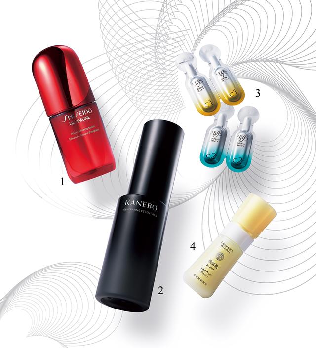 画像: 1. ともかく化粧品で初めて「老化細胞を除去」する美容液として注目を集める一品。もともと世界中で大成功を収めているスーパーコスメだけに、発酵カメリアエキスを配合したことによる超先進性で、さらなる高みに上り詰めるはず。ハリと透明感の実感が圧倒的なのは老化細胞除去の証し？　SHISEIDO アルティミューン™パワライジング セラム（50㎖）￥15,180／SHISEIDO お客さま窓口 TEL.0120-587-289 2. 動的平衡という概念とともに「人は老化するのではなく成長する」と提言。エイジングケアの意味をも変える黒KANEBOの化粧水はミトコンドリアの働きに着目。肌のサイクルを42日と捉え、1本使い切る頃に肌は成長を見せる。生まれたばかりの赤ちゃんを守る胎脂着想成分配合。カネボウ ジェネレイティング エッセンシャルズ（168㎖）￥13,200／カネボウインターナショナルDiv. TEL.0120-518-520 3. RNA研究の知見を加えた新次元の解析システム。素肌をスマホで撮影するだけで独自のAIが画像解析し「角層が厚くごわつきやすいか」「角層が薄く外部刺激を受けやすいか」を判断、2 タイプの対応商品につなげる。角層状態は月1 回のチェックが必要。角層シンクロチューナー™（0.6㎖／包×30日分・60包入り）C１・C２各￥7,700（編集部調べ）／花王（SOFINASYNC+） TEL.0120-042-135 ※My Kao Mallにて販売中 4. 細胞エネルギー発電所＂ミトコンドリア＂研究から得た第三のタンパク質「TFAM」に着目した新処方。ミトコンドリア新生を今、最も直接的に行う化粧品と考えてよい。「基本4 点」の独自ステップをずっとブレずに提案しつつ、中身を劇的に進化させてきたドモホルンリンクルの集大成的逸品。ドモホルンリンクル 美活肌エキス［医薬部外品］（30㎖）￥11,000／再春館製薬所 TEL.0120-444-444