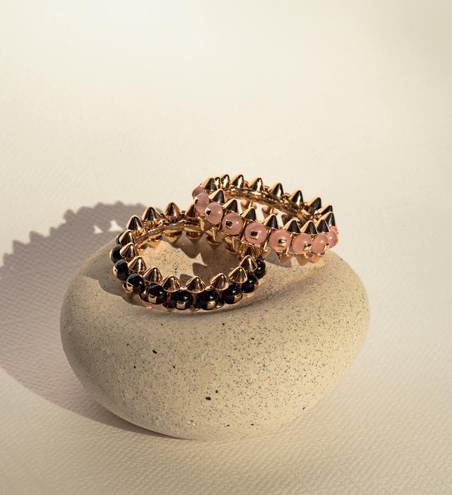 画像: 「クラッシュ ドゥ カルティエ」　リング（右）〈PG、ピンクカルセドニー〉￥1,056,000・（左）〈PG、オニキス〉￥913,000／カルティエ