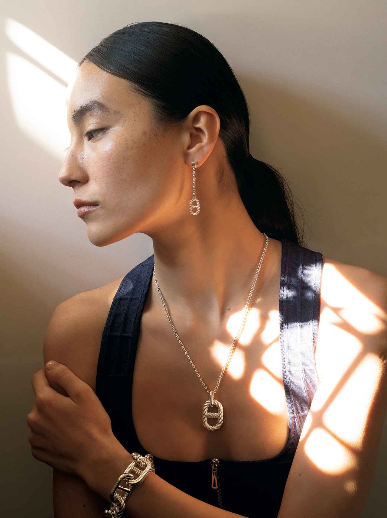 画像 : 5番目の画像 - 「カルティエ、ヴァンクリーフ&アーペル、
シャネル、エルメス、ミキモト
大人の日常を彩るジュエリー」のアルバム - T JAPAN:The New York Times Style Magazine 公式サイト