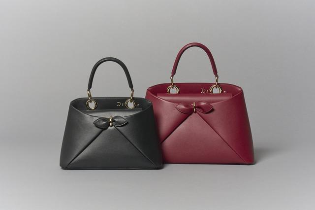 画像: バッグ 左 （スモール）＜H18×W28×D8cm＞￥740,000・右（ミディアム） ＜H22.5×W34×D11㎝＞￥850,000／ディオール