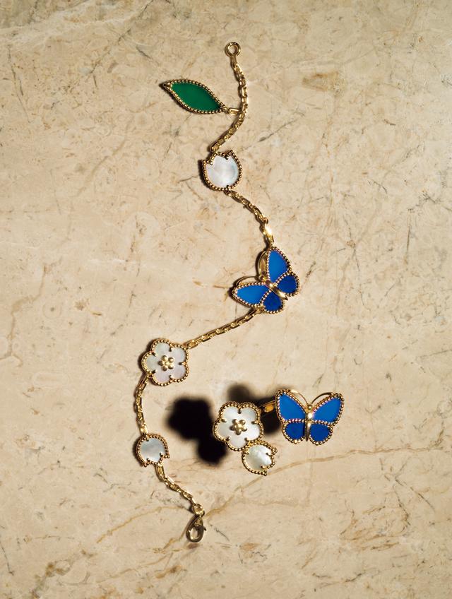 画像: 「ラッキー スプリング」ブレスレット〈YG、ラピスラズリ、ブルーアゲート、グリーンアゲート、ホワイトMOP〉￥1,082,400ブレスレット・リング〈YG、ラピスラズリ、ブルーアゲート、ホワイトMOP〉￥1,320,000／ヴァン クリーフ＆アーペル