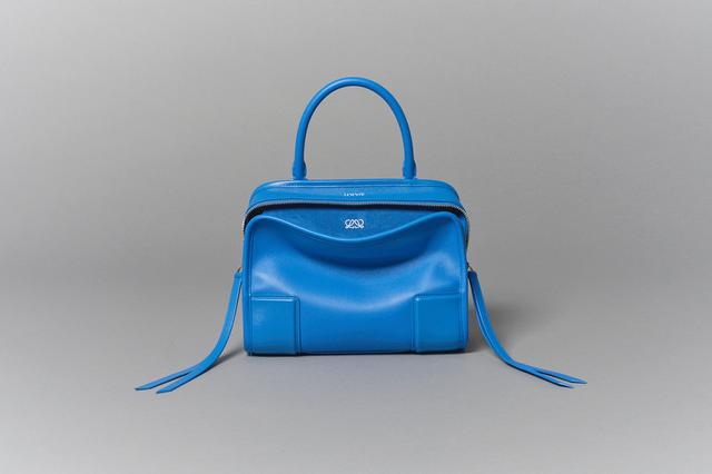 画像: バッグ＜H18.5×W24.5×D10cm＞￥639,100／ロエベ