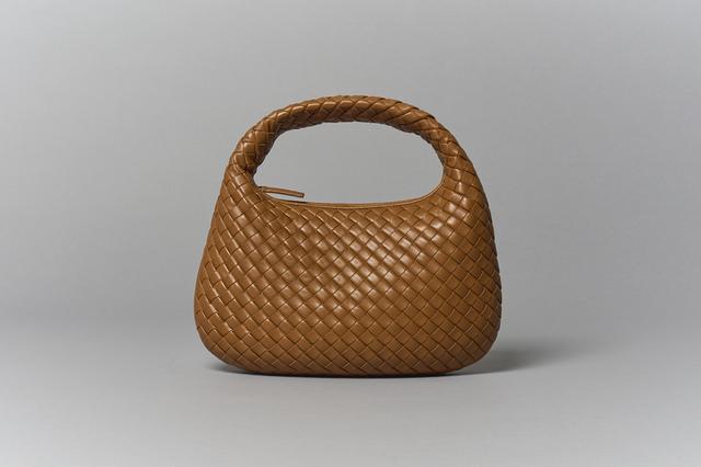 画像: バッグ＜H 21×W35×D5cm＞￥654,500／ボッテガ・ヴェネタ