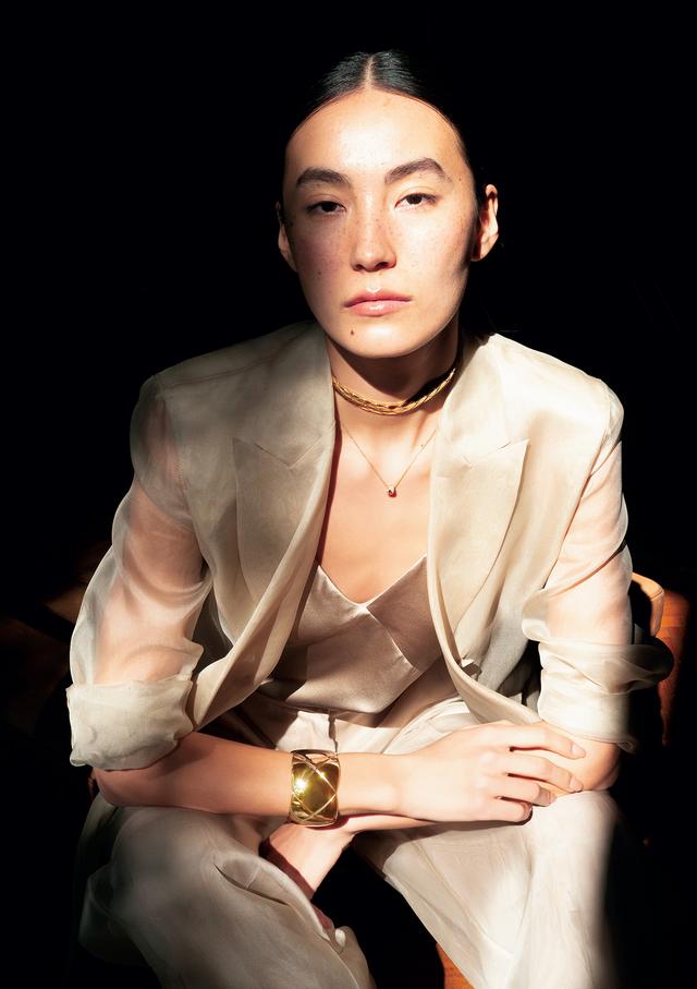 画像: 「ココ クラッシュ」チョーカー〈YG〉￥5,346,000・ネックレス〈BG、ダイヤモンド〉￥638,000・カフ〈BG〉￥6,578,000／シャネル ジャケット￥408,100・キャミソール￥107,800・パンツ￥221,100／マックスマーラ マックスマーラ ジャパン TEL.0120-030-535