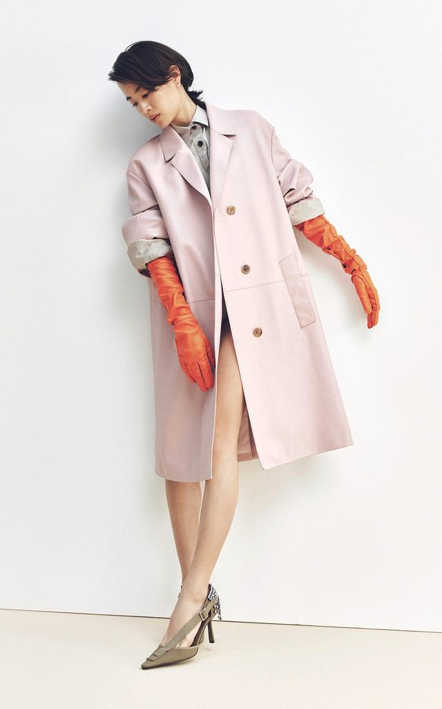 画像: フェミニニティを再定義するプラダ。レザーの重厚さを身体の繊細な動かし方ひとつで軽やかに昇華する。レザーコート¥1,540,000・シャツ¥214,500・ショーツ¥105,600・シングルピアス〈ダイヤモンド、WG〉¥825,000・グローブ¥203,500・靴¥291,500(すべて予定価格)/プラダ プラダ クライアントサービス TEL.0120-45-1913