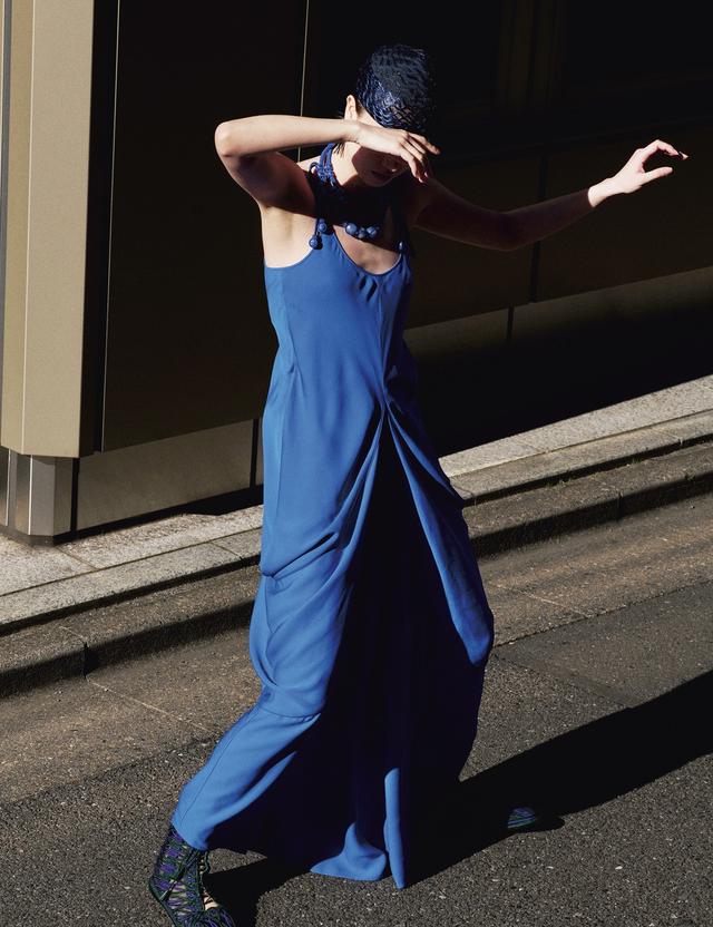 画像: ドレス￥814,000・帽子￥286,000・靴￥308,000・ネックレス（参考商品）／ジョルジオ アルマーニ
