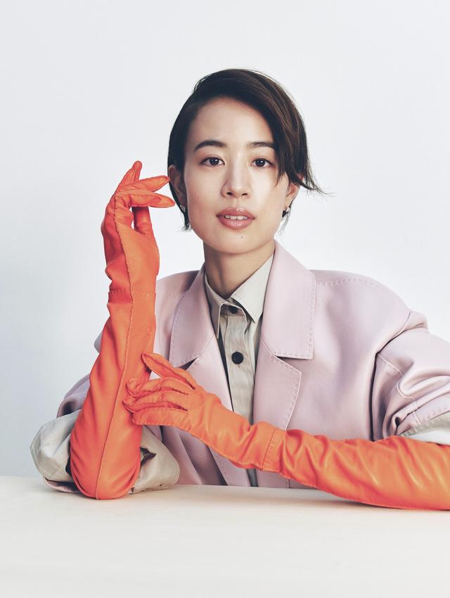 画像: レザーコート¥1,540,000・シャツ¥214,500・シングルピアス〈ダイヤモンド、WG〉 各¥825,000・グローブ¥203,500(すべて予定価格)/プラダ プラダ クライアントサービス TEL.0120-45-1913 石橋静河(いしばし・しずか) 東京都出身。俳優、ダンサー。海外で研鑽を積んだのち、演技の道へ。2017年、『映画 夜空はいつでも最高密度の青色だ』で初主演を果たし各映画賞新人賞を受賞。以降、映画・ドラマ・舞台で活躍しており、身体性を生かした静かな存在感と繊細な表現力に定評がある。