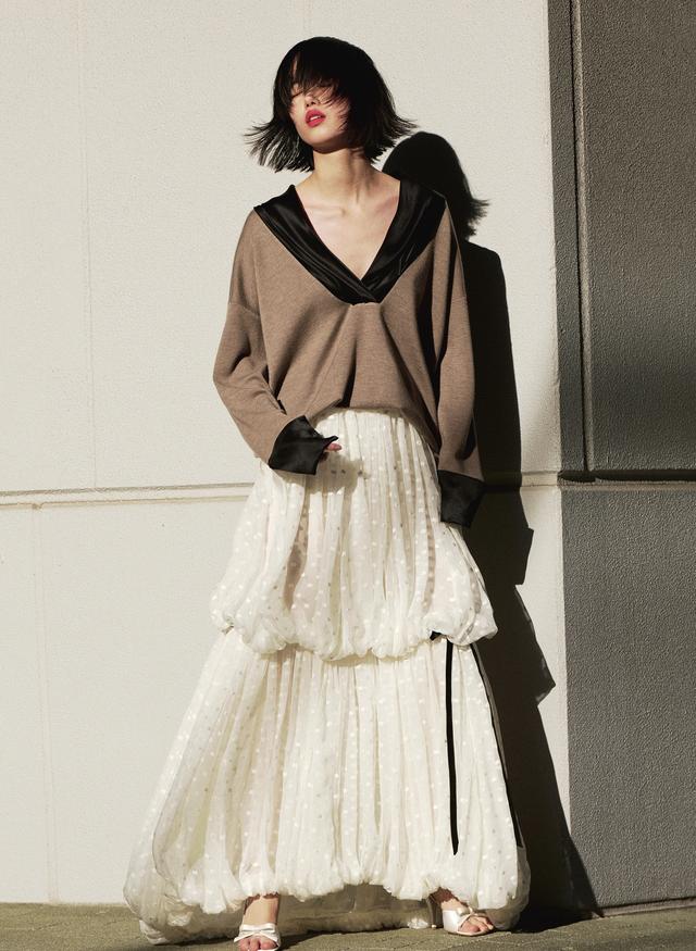 画像: ニット￥830,000・スカート￥2,450,000・靴（参考色）￥170,000／ディオール