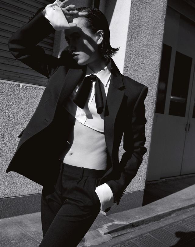 画像: ジャケット￥451,000・シャツ￥161,700・パンツ￥198,000・イヤリング（3点セット）￥88,000・タイ￥52,800（すべて予定価格）／バレンシアガ