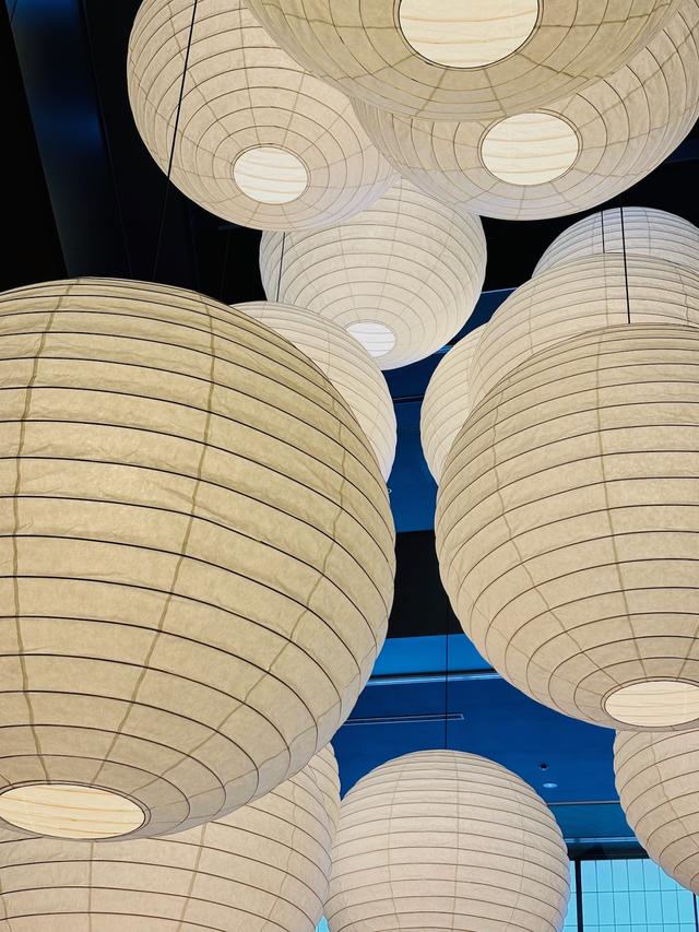 画像: 館内のいたるところに、日本の書や陶芸、日本画などの作品もありまるでギャラリーのよう。大きな広島の提灯もフワフワと揺れる