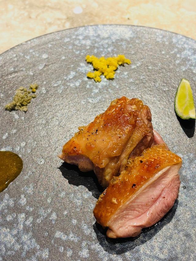 画像: 約130日という、通常の数倍の日数で飼育される“東広島のこい地鶏”を薪火で焼き、くろもじ塩、レモン胡椒などでいただく。弾力があり、深い味わいが広がる