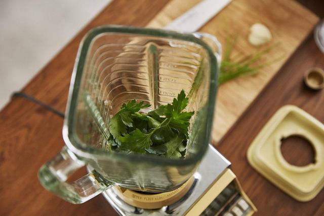 画像: １ イタリアンパセリとディルは葉を摘み、ミキサーに入れる。