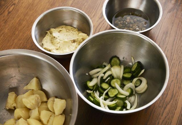 画像: ４ じゃがいもは皮ごとやわらかくなるまで20〜30分蒸す（串を刺して、スッと通ったらOK）。皮をむき、手でちぎるようにしてひと口大にし、酢と塩で和えておく。きゅうりは1cm厚さに小口切り、玉ねぎは1cm幅のくし切りにし、しっかりめに塩をしてしばらくおく。塩漬けのケイパーは水に浸け、塩を抜く。