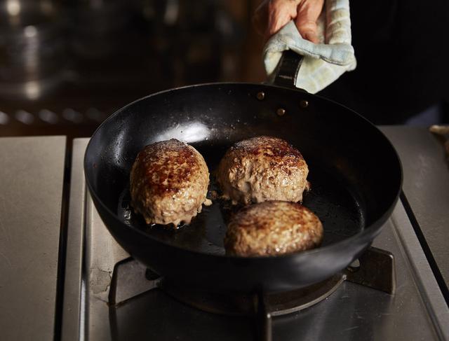 画像: ４竹串を刺し、澄んだ汁が出れば焼き上がり。器に盛り、ルコラやクレソンなど緑の野菜を合わせたものを添え、玉ねぎドレッシングをかける。