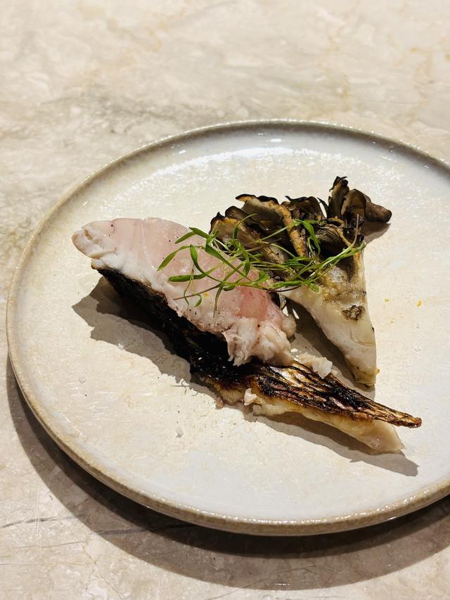 画像: いりこと白醤油を塗って焼いた真鯛に女鹿平舞茸添え。たたきのように焼きあげるので格別の香ばしさが