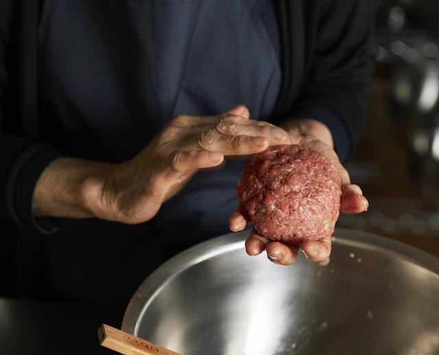 画像: １オーブンを200℃に予熱しておく。牛挽き肉、豚挽き肉、玉ねぎのみじん切り、溶いた卵、パン粉、塩、黒胡椒をボウルに入れてよく練り合わせる。3〜4等分にし、小判形にまとめる。