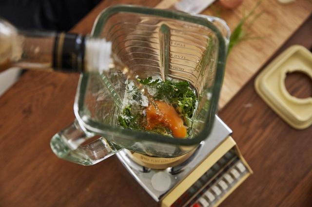 画像: ２ １に卵、塩、黒胡椒、酢を加える。