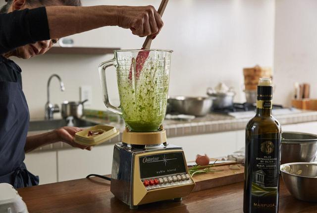 画像: ３ ２を全体が混ざるように撹拌する。途中、ミキサーの内側についたものを数回、ゴムベラで落とす。