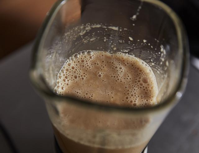 画像: 1全ての材料をミキサーに入れ、なめらかになるまで撹拌する。味見をして、足りなければ醤油を加えていく。サラッとしたほうが好みなら酢を少し足してもよい。米酢のなかでもマイルドな「千鳥酢」がおすすめ。保存容器などに移し、冷蔵庫で保存し、1週間ほどで食べ切る。