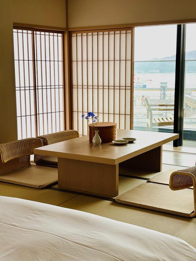 画像: 明るく落ち着くインテリア。アメニティはuka、スピーカーも日本のCear(シーイヤー)パヴェが配されている。部屋タイプはいくつかあり、スイートルームもある