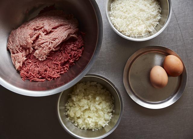 画像: 玉ねぎドレッシングが主役。ふっくらジューシーハンバーグ