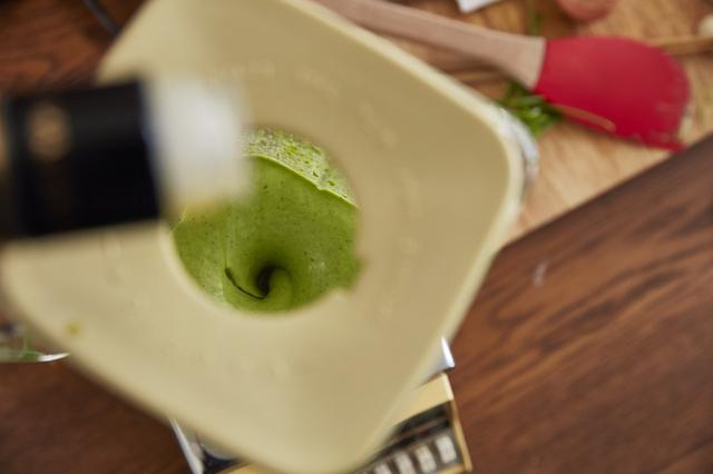 画像: ４ 投入口から油を少しずつ注ぎ入れながら撹拌する。刃が回らないほどマヨネーズがもったりしたら出来上がり。消毒した瓶に入れ、冷蔵庫で約10日間保存可能。ミキサーがない場合は、泡立て器で作っても。