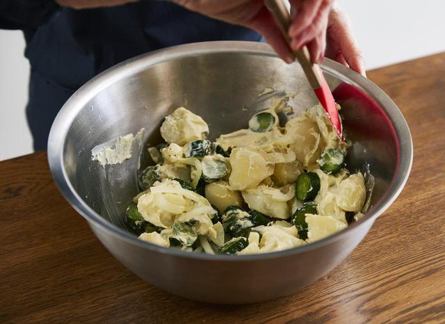 画像: 5 きゅうりと玉ねぎはサッと水洗いし、水気をよく絞る。ケイパーはざるにあげる。ボウルに４のじゃがいも、きゅうり、玉ねぎ、ケイパーを入れ、マヨネーズを加えて混ぜ合わせ、器に盛る。