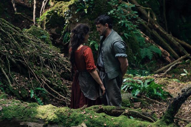 画像: ウィリアム・シェイクスピア(ポール・メスカル)とアグネス(ジェシー・バックリー)