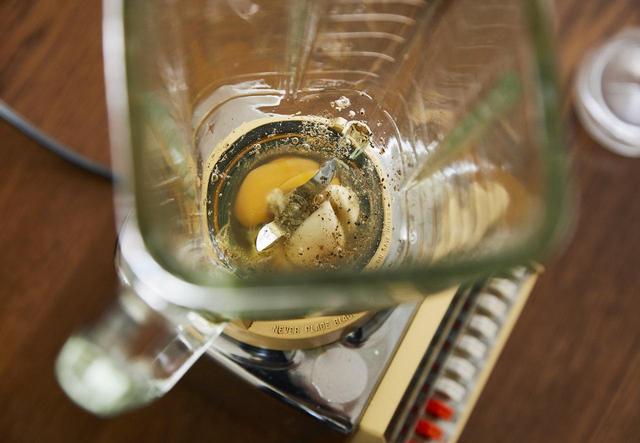 画像: １ ミキサーに卵、塩、黒胡椒、薄皮をむいたにんにくを加える。