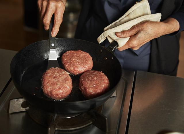 画像: ２フライパンを中火で熱し、オリーブオイルを入れ、１を並べ入れて火を強め、両面を焼き色がつくまで焼く。