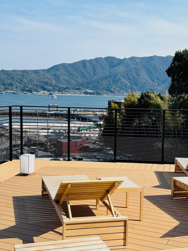 画像: 5階のTHERMAL SPRINGのテラスから大鳥居を見渡す。朝日も神々しく美しい。宮浜温泉から運んだ温泉とサウナがある