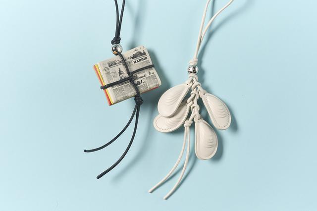 画像: ニュースペーパー チャーム（左）￥74,800、（右）マルチ シェル チャーム￥79,200／ロエベ