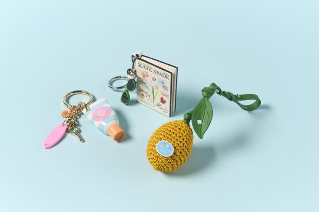 画像: チャーム、左から￥16,500、￥19,800、￥16,500／ケイト・スペード ニューヨーク