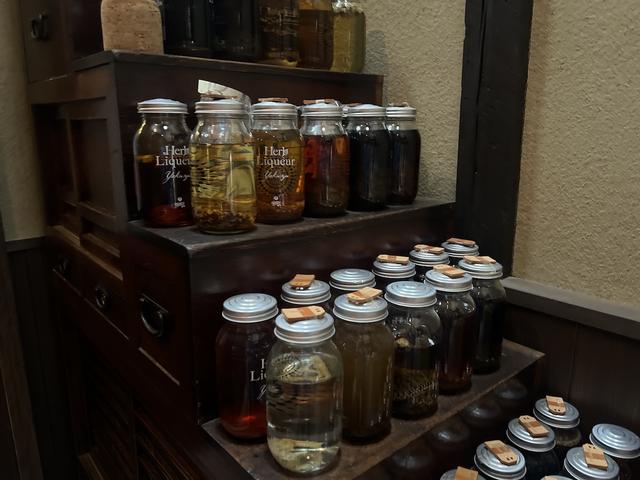 画像: 築100年以上の町家を改装。階段箪笥にはスパイスやハーブ、生薬を漬け込んだ酒や調味料が並んでいる