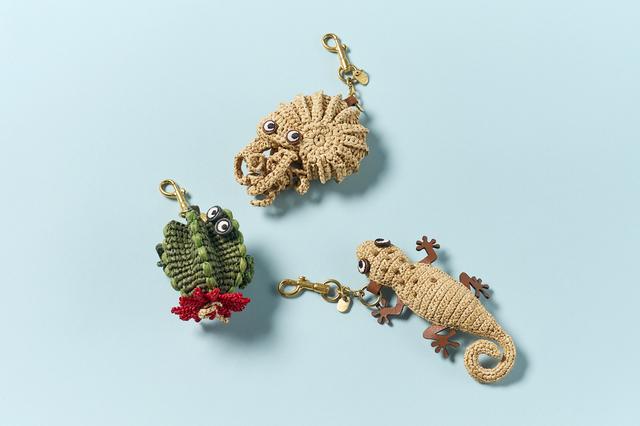 画像: チャーム、左から（サボテン）￥45,100、（ヤドカリ）￥39,600、（ヤモリ）￥45,100／アニヤ・ハインドマーチ