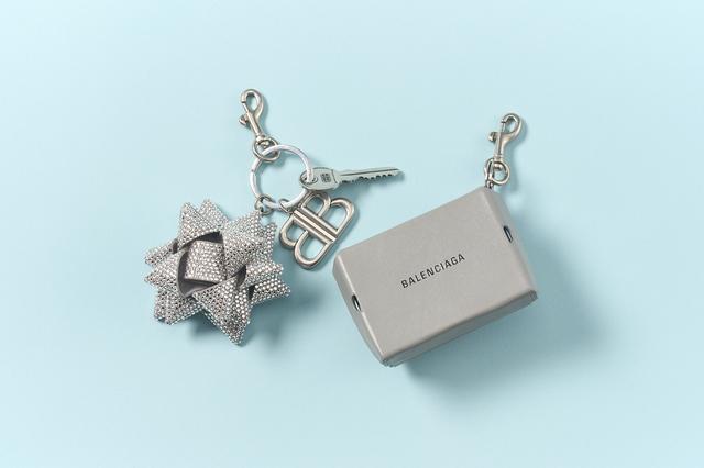 画像: キーチャーム（左）￥141,900（予定価格）、（右）￥88,000（予定価格）／バレンシアガ
