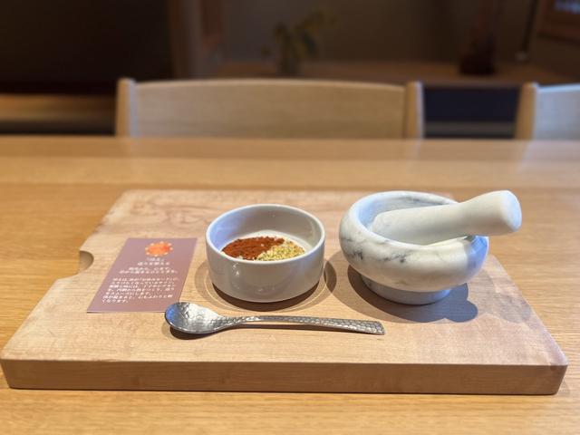 画像: 初春は不眠、冷え、疲れからカードを選ぶ。冷えのカードを選ぶと、陳皮やニンニクパウダー、乾燥した昆布などベースとなる5種のスパイスに、パプリカ、クローブ、シナモンが加えられる