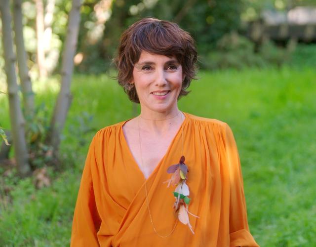 画像: シャルロット・ガストー マルセイユ生まれ。18歳でパリに移り、ペニンゲン美術学校を卒業。児童文学のイラストを専門とし80冊以上の本を出版。「ドラキュラ」「眠れる森の美女」「親指姫」「プルデンス」など、外国語に翻訳された作品も多数。「アラビアン・ナイト」展（2021年）では、「アリババと40人の盗賊」を含む5つの有名な物語を描き、訪れた子供たちの感覚に訴える楽しく没入感のある体験を提供。「Karl Lagerfeld: A Line of Beauty」展（メトロポリタン美術館、2023年）でも作品が展示された