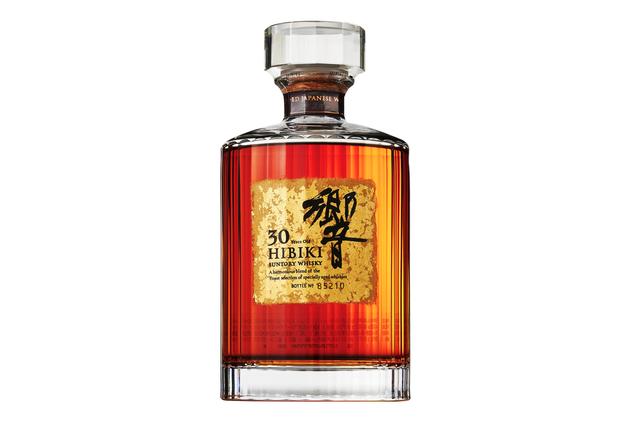 画像: 音楽の響きには、旋律もリズムも、そして静寂すらも内包され、人の魂と共鳴するのではないだろうか。その「響」の名を持つこちらは、稀少な数量限定商品。モルト原酒には秘蔵の超長期熟成樽の中から最低でも酒齢30年以上のモルト原酒が選ばれ、酒齢30年以上の円熟グレーン原酒を吟味して丁寧にブレンド。すべてが手作業で行われる、貴重な美酒。音楽と美酒の時空を超える旅のおともに。サントリーウイスキー響30年 （700ml）￥456,500（4月以降） COURTECY OF SUNTORY 問い合わせ サントリーお客様センター TEL. 0120-139-310