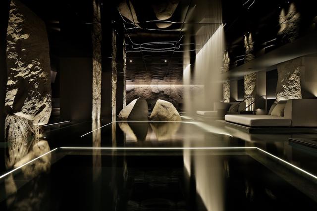 画像: ホテル敷地内に沸く京都二条温泉は「サーマルスプリング」としてヨーロッパの温浴保養所のように水着着用で利用。家族やカップルで同時に楽しむことができる。スパエリアは「フォーブス・トラベルガイド2026」のスパ部門において最高評価５つ星を獲得