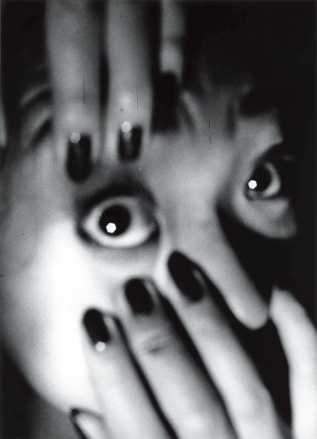 画像: 森山大道の回顧展は世界を巡回中。今回新たに構築される京都での空間も期待大。森山大道《From Lettero St-Loup》1990年 ©DAIDO MORIYAMA PHOTO FOUNDATION