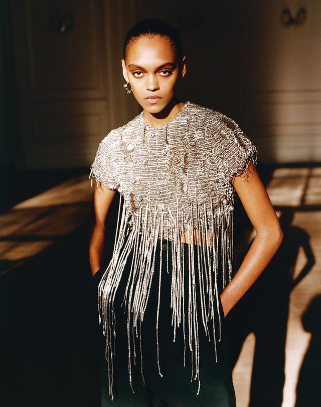 画像: トップス（参考商品）／マックイーン クライアント サービス（マックイーン） パンツ￥132,000／ISSEY MIYAKE INC.（イッセイ ミヤケ） イヤリング（参考商品）／Kays Masood（studio@kaysmasood.com）