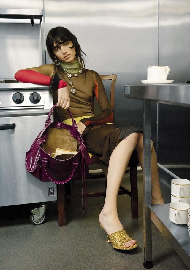 画像: ドレス¥396,000/フェラガモ・ジャパン(フェラガモ) 右耳のイヤリング(ペアで1セットの片方を使用)¥110,000/ジバンシィ by サラ・バートン 左耳のイヤリング(参考商品)/Alan Crocetti ネックレス(参考商品)/Panconesi バッグ¥497,200(予定価格)/バレンシアガ 靴¥170,500(国内の展開はシルバー色のみ)/セルジオ ロッシ