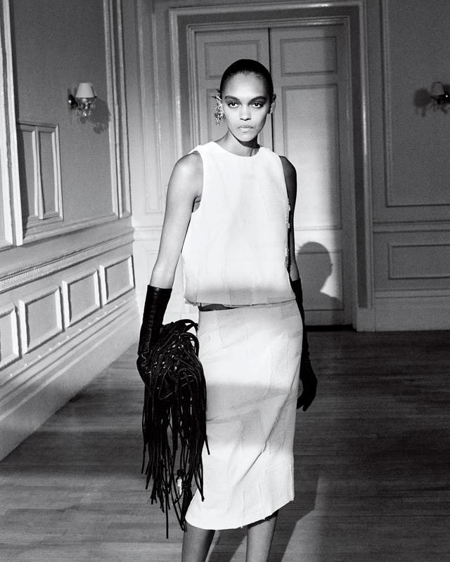 画像: トップス・スカート（ともに参考商品）／Donna Karan New York（donnakaran.com） イヤリング￥158,000／エドストロームオフィス（ルメール） バッグ（参考色）￥517,880／マックイーン