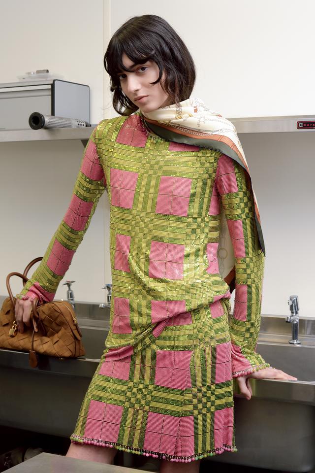 画像: トップス・スカート(ともに参考商品)/バーバリー スカーフ¥97,900/エルメス バッグ(参考商品)/ステラ マッカートニー